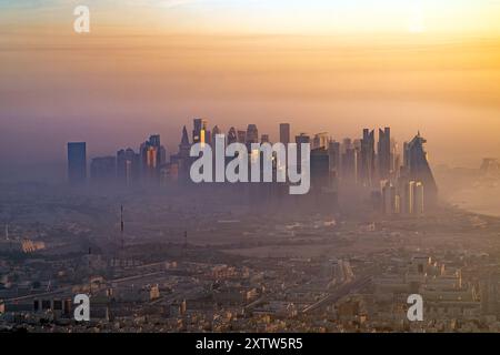 Skyline von Doha, Katar bei Sonnenaufgang Stockfoto