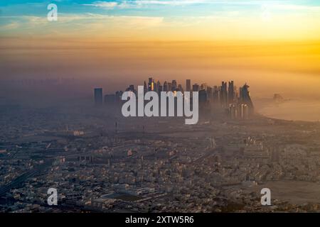 Skyline von Doha, Katar bei Sonnenaufgang Stockfoto