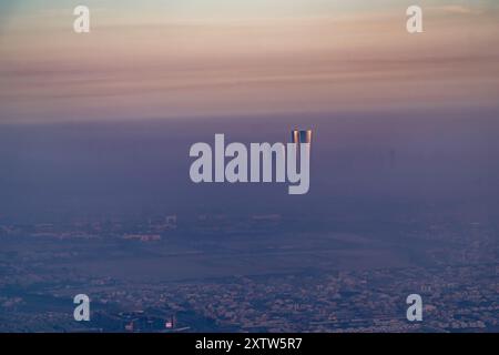 Lusail Plaza 4 Turm eines der wunderschönen Wahrzeichen in Katar während des nebeligen morgens Stockfoto