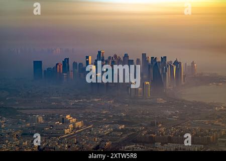 Skyline von Doha, Katar bei Sonnenaufgang Stockfoto