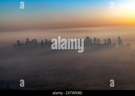 Skyline von Doha, Katar bei Sonnenaufgang Stockfoto