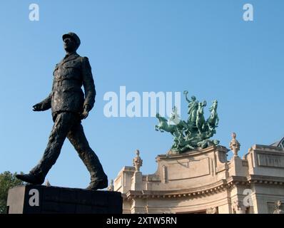 Statue von Charles de Gaulle in der Ecke des Grand Palais - Avenue des Champs-Élysées. Paris. Frankreich Stockfoto