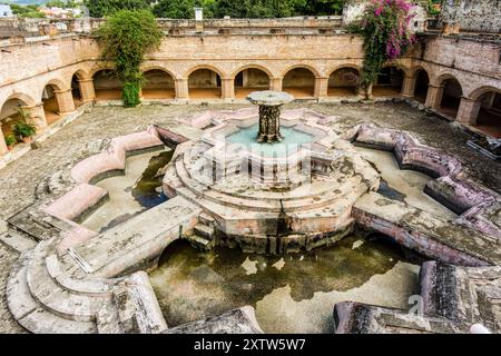 Pescados-Brunnen aus dem 18. Jahrhundert, im Kreuzgang des Mercedarienklosters, Ultrabarroco guatemalteco, XVI Jahrhundert, Antigua Guatemala, Abfahrt Stockfoto