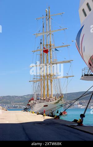 Ein Kontrast zwischen dem traditionellen Segelschiff „Star Flyer“ und dem modernen Kreuzfahrtschiff „Aurora“, das im Hafen von Tanger, Marokko, im April 2024 ankerte. Stockfoto