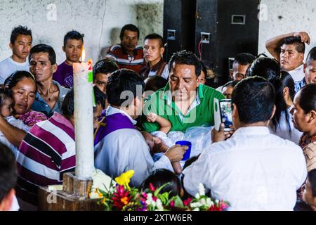 Feier von Gemeindehochzeiten in Lancetillo, La Parroquia, Reyna, Quiche, Guatemala, Mittelamerika Stockfoto