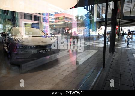 Stockholm, Schweden - 30. Juli 2024: Zeekr Elektrofahrzeug im Salon in der Innenstadt von Stockholm. Stockfoto