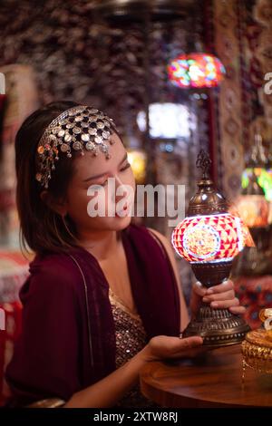 Schöne asiatische Frauen in traditioneller türkischer Mode Abendkleid. Stockfoto