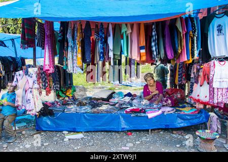 Die Bekleidungsstände auf dem Khandbari Haat Basar in Sakhuwasabha sind bis zum späten Abend für das Dashain Festival geöffnet. Nepal. Stockfoto