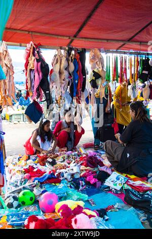 Die Bekleidungsstände auf dem Khandbari Haat Basar in Sakhuwasabha sind bis zum späten Abend für das Dashain Festival geöffnet. Nepal. Stockfoto