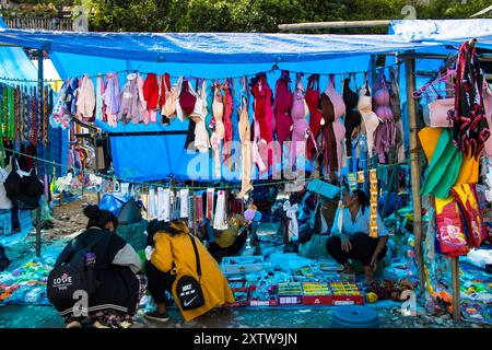 Die Bekleidungsstände auf dem Khandbari Haat Basar in Sakhuwasabha sind bis zum späten Abend für das Dashain Festival geöffnet. Nepal. Stockfoto