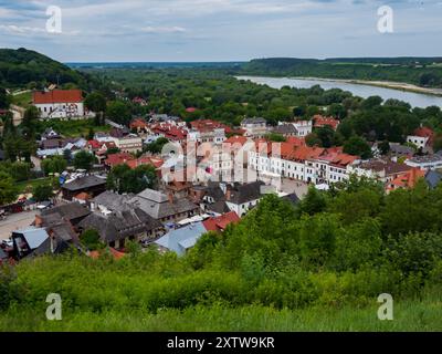 Die historische Stadt Kazimierz Dolny nad Wisla in Polen aus der Vogelperspektive. Blick vom Hügel der drei Kreuze. Stockfoto