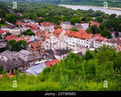 Die historische Stadt Kazimierz Dolny nad Wisla in Polen aus der Vogelperspektive. Blick vom Hügel der drei Kreuze. Stockfoto