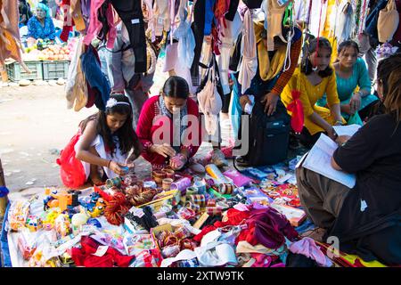 Die Bekleidungsstände auf dem Khandbari Haat Basar in Sakhuwasabha sind bis zum späten Abend für das Dashain Festival geöffnet. Nepal. Stockfoto