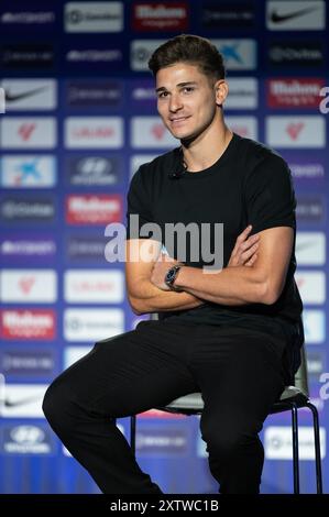 Madrid, Spanien. August 2024. Julian Alvarez während seiner offiziellen Präsentation als neuer Spieler von Atletico de Madrid im Stadion Civitas Metropolitano. Quelle: Marcos del Mazo/Alamy Live News Stockfoto