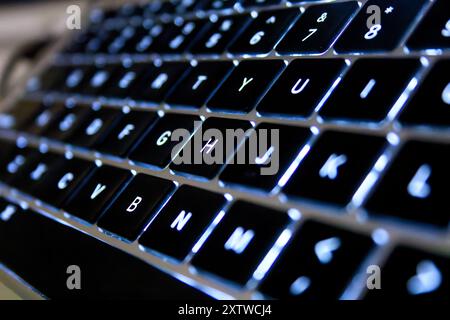 Computertastatur auf blauem Hintergrund. Hohe Auflösung. Stockfoto