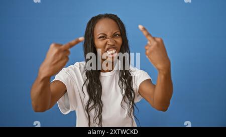 afroamerikanische Frau mit lockigem Haar, die eine unangenehme Geste auf blauem Hintergrund macht Stockfoto