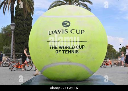 Valencia - Spanien, 14. August 2024. Großer Nachbau des Tennisballs, der für das Davis Cup Tennis Turnier im September bekannt ist Stockfoto