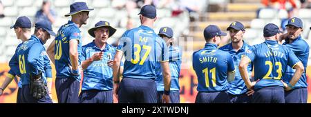 Birmingham, Großbritannien. August 2024. Michael Booth aus Warwickshire (4. Kamera nach links) feiert die Aufnahme des Wickets von Adam Schlauch aus Worcestershire, der während des Metrobank One Day Cup-Spiels zwischen Warwickshire CCC und Worcestershire CCC am Edgbaston Cricket Ground, Birmingham, England, am 16. August 2024 von will Rhodes aus Warwickshire gefangen wurde. Foto von Stuart Leggett. Nur redaktionelle Verwendung, Lizenz für kommerzielle Nutzung erforderlich. Keine Verwendung bei Wetten, Spielen oder Publikationen eines einzelnen Clubs/einer Liga/eines Spielers. Quelle: UK Sports Pics Ltd/Alamy Live News Stockfoto