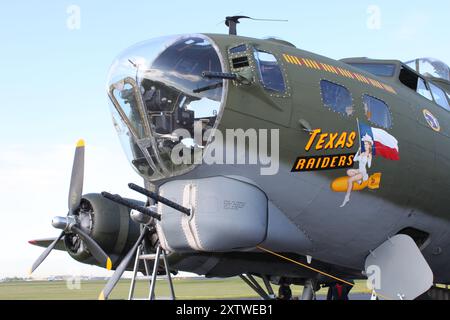 New Orleans, LA, USA, 27. Oktober 2017: Nahaufnahme des vorderen Rumpfes des Flugzeugs Texas Raiders B17 G-95, Boeing Vintage Bomber. Texas Raiders Nose Art. Stockfoto