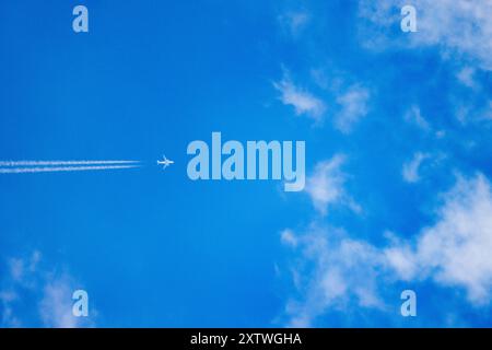 Berlin, Deutschland. August 2024. Ein Flugzeug am Himmel in Berlin, 15. August 2024. Quelle: dpa/Alamy Live News Stockfoto