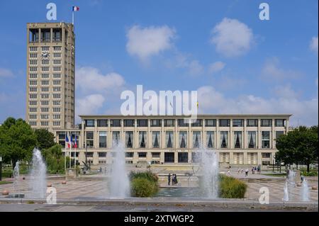 Le Havre, Frankreich - 23. Juli 2022: Das berühmte Rathaus von Le Havre an einem sonnigen Tag Stockfoto