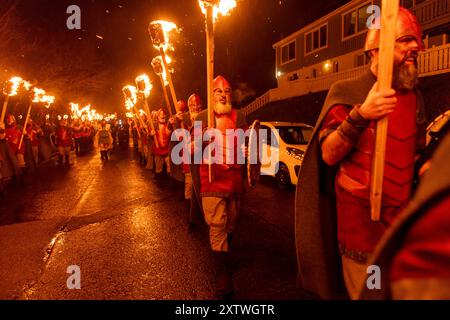 Scalloway Fire Festival 2024. Der erste Helly AA des Jahres, der im Dorf Scalloway stattfand, gipfelte in der Verbrennung einer wikingergaleere Stockfoto