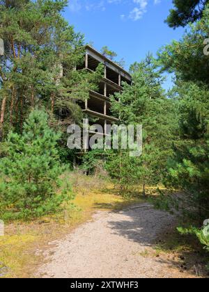 Binz, Deutschland - 10. Juli 2024: Die Gebäude von Prora auf der Insel rügen an einem sonnigen Tag Stockfoto