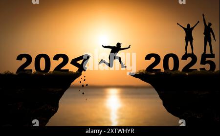 2025 Jahre Konzept. Silhouetten aktiver Menschen in der Natur vor dem Hintergrund des Sonnenuntergangs und der Zahlen 2025. Hochwertige Fotos Stockfoto