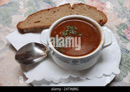 Deutsche Küche: Gulasch (ein Eintopf aus Ungarn) in Rothenburg ob der Tauber, Deutschland Stockfoto