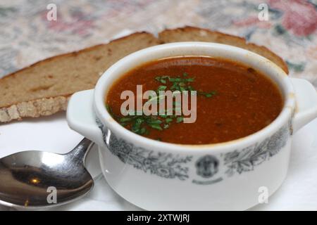 Deutsche Küche: Gulasch (ein Eintopf aus Ungarn) in Rothenburg ob der Tauber, Deutschland Stockfoto