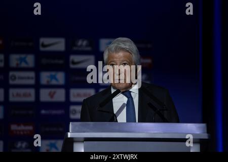 Madrid, Spanien. August 2024. Der argentinische Fußballspieler Julian Alvarez wurde heute Morgen im Metropolitan Stadion in Madrid als neuer Vertrag für den Fußballverein Atletico de Madrid vorgestellt. Quelle: D. Canales Carvajal/Alamy Live News - Bild Stockfoto