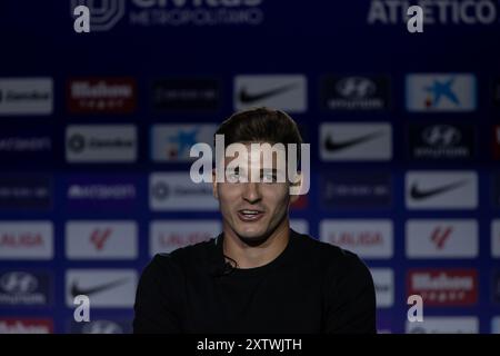 Madrid, Spanien. August 2024. Der argentinische Fußballspieler Julian Alvarez wurde heute Morgen im Metropolitan Stadion in Madrid als neuer Vertrag für den Fußballverein Atletico de Madrid vorgestellt. Quelle: D. Canales Carvajal/Alamy Live News - Bild Stockfoto