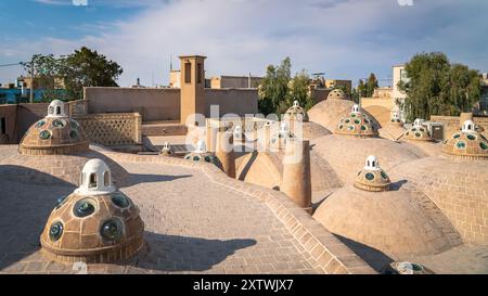 Kashan, Iran - 28. April 2019: Dach des Badehauses Sultan Amir Ahmad Qasemi mit seinen traditionellen kleinen Kuppeln Stockfoto