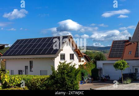 Photovoltaik-Panels. Ökologische Häuser mit modernen Solarpaneelen auf dem Dach – effiziente Energielösungen für eine nachhaltige Zukunft Stockfoto