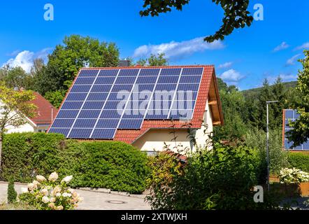 Photovoltaik-Panels. Ökologische Häuser mit modernen Solarpaneelen auf dem Dach – effiziente Energielösungen für eine nachhaltige Zukunft Stockfoto