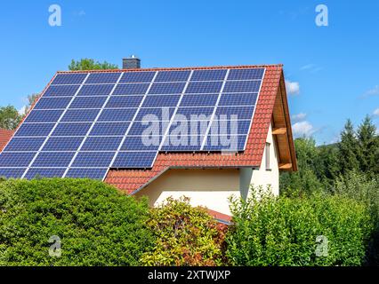 Photovoltaik-Panels. Ökologische Häuser mit modernen Solarpaneelen auf dem Dach – effiziente Energielösungen für eine nachhaltige Zukunft Stockfoto