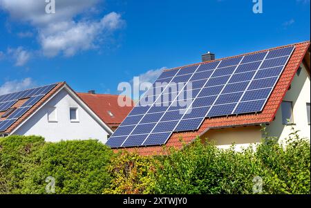 Photovoltaik-Panels. Ökologische Häuser mit modernen Solarpaneelen auf dem Dach – effiziente Energielösungen für eine nachhaltige Zukunft Stockfoto