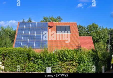 Photovoltaik-Panels. Ökologische Häuser mit modernen Solarpaneelen auf dem Dach – effiziente Energielösungen für eine nachhaltige Zukunft Stockfoto