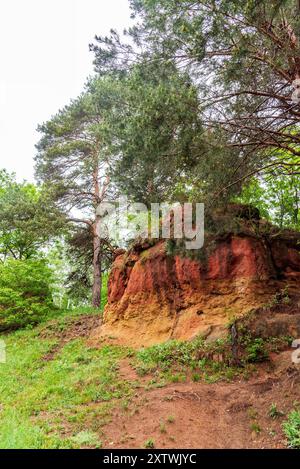 Rote Steine auf dem Gebiet des Kislowodsk Resort Parks. Kislowodsk. Russland Stockfoto