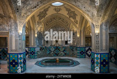 Kashan, Iran - 28. April 2019: Innenraum des Badehauses Sultan Amir Ahmad Qasemi mit seinen historischen Fliesen und Dekoration an den Wänden Stockfoto