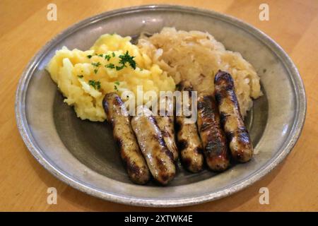 Deutsche Küche: Bratwurst, Kartoffelpüree und Sauerkraut in Nürnberg Stockfoto