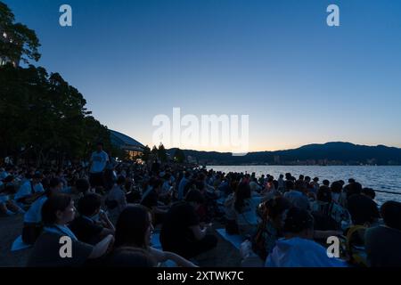 Lake Biwa Great Fireworks Festival. Die Leute sitzen am Seeufer und warten darauf, dass das Feuerwerk beginnt. Stockfoto