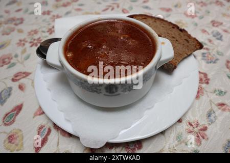 Deutsche Küche: Gulasch (ein Eintopf aus Ungarn) in Rothenburg ob der Tauber, Deutschland Stockfoto