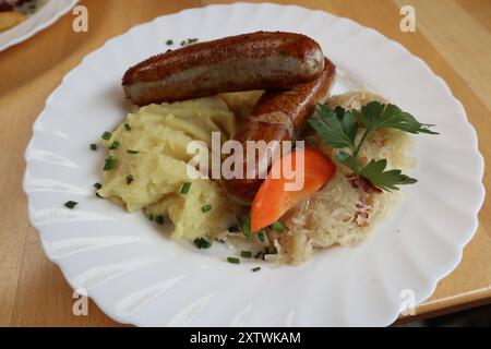 Deutsche Küche: Bratwurst, Kartoffelpüree und Sauerkraut in Rüdesheim am Rhein Stockfoto