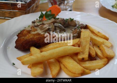 Deutsche Küche: wiener Schnitzel mit Pilzsauce in Rüdesheim am Rhein Stockfoto