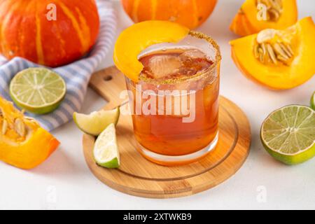 Thanksgiving Margarita, Süßer Kürbis Sträucher Cocktail, Alkohol leckeres Herbstgetränk auf weißem Hintergrund mit Scheiben Kürbisse, Kopierraum Stockfoto