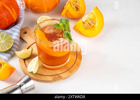 Thanksgiving Margarita, Süßer Kürbis Sträucher Cocktail, Alkohol leckeres Herbstgetränk auf weißem Hintergrund mit Scheiben Kürbisse, Kopierraum Stockfoto