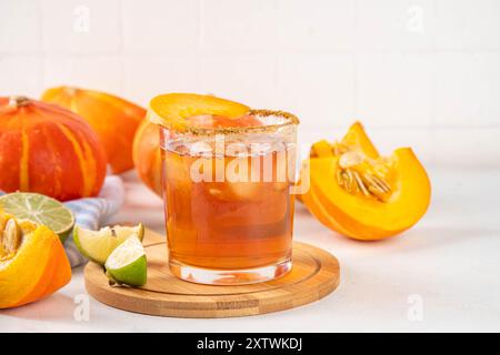Thanksgiving Margarita, Süßer Kürbis Sträucher Cocktail, Alkohol leckeres Herbstgetränk auf weißem Hintergrund mit Scheiben Kürbisse, Kopierraum Stockfoto