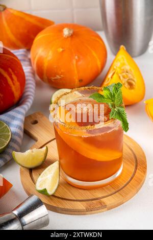 Thanksgiving Margarita, Süßer Kürbis Sträucher Cocktail, Alkohol leckeres Herbstgetränk auf weißem Hintergrund mit Scheiben Kürbisse, Kopierraum Stockfoto