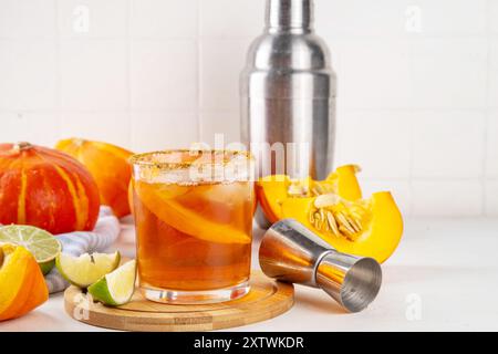 Thanksgiving Margarita, Süßer Kürbis Sträucher Cocktail, Alkohol leckeres Herbstgetränk auf weißem Hintergrund mit Scheiben Kürbisse, Kopierraum Stockfoto